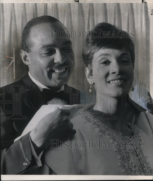 1967 Press Photo Mayor and Mrs. Carl B. Stokes head for Inaugural Ball - Historic Images