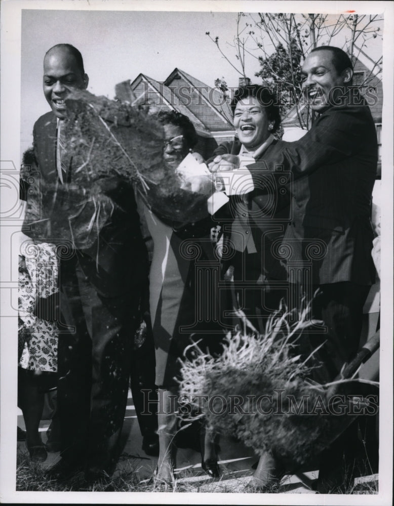 1968 Press Photo Rev. E Branch Jr., Carrie Cain, C Randles, Mayor Carl Stokes - Historic Images