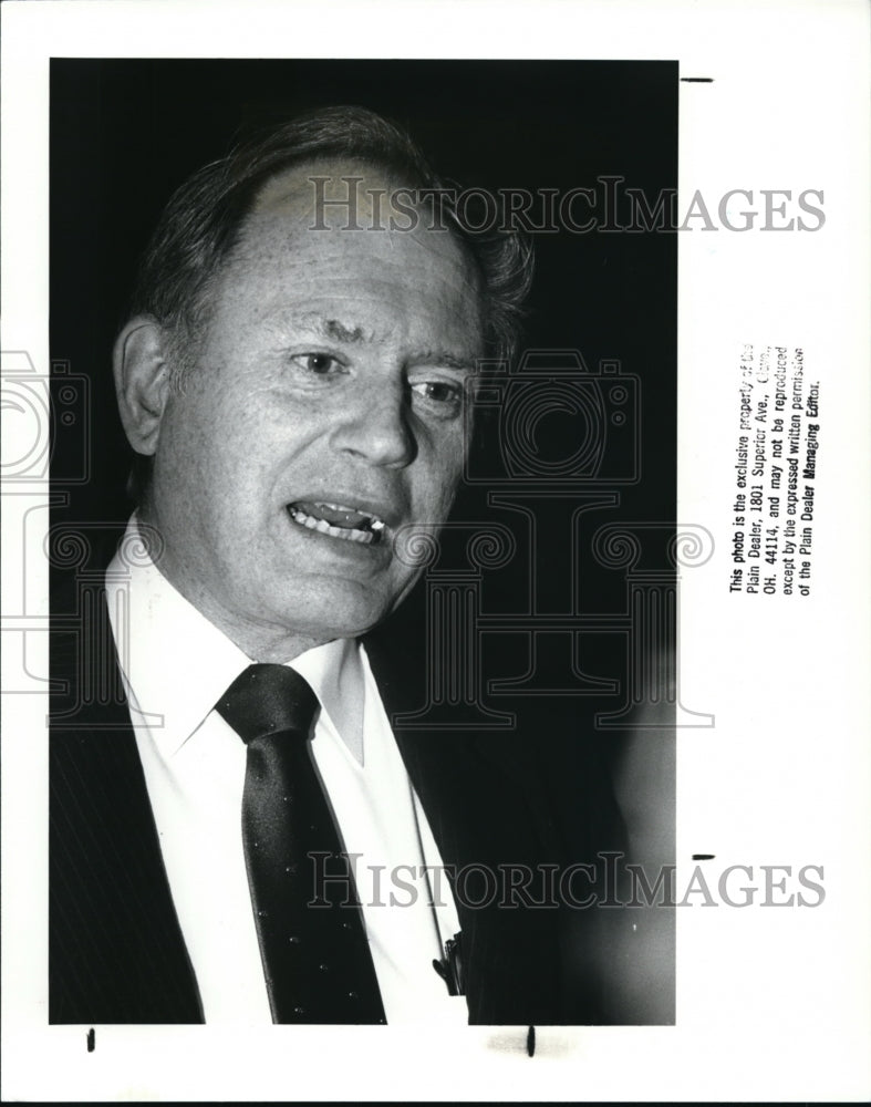 1988 Press Photo Robert J. Stall, Economist for McDonald &amp; Co. - Historic Images