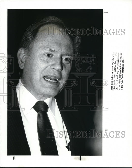 1988 Press Photo Robert J. Stall, Economist for McDonald & Co. - Historic Images