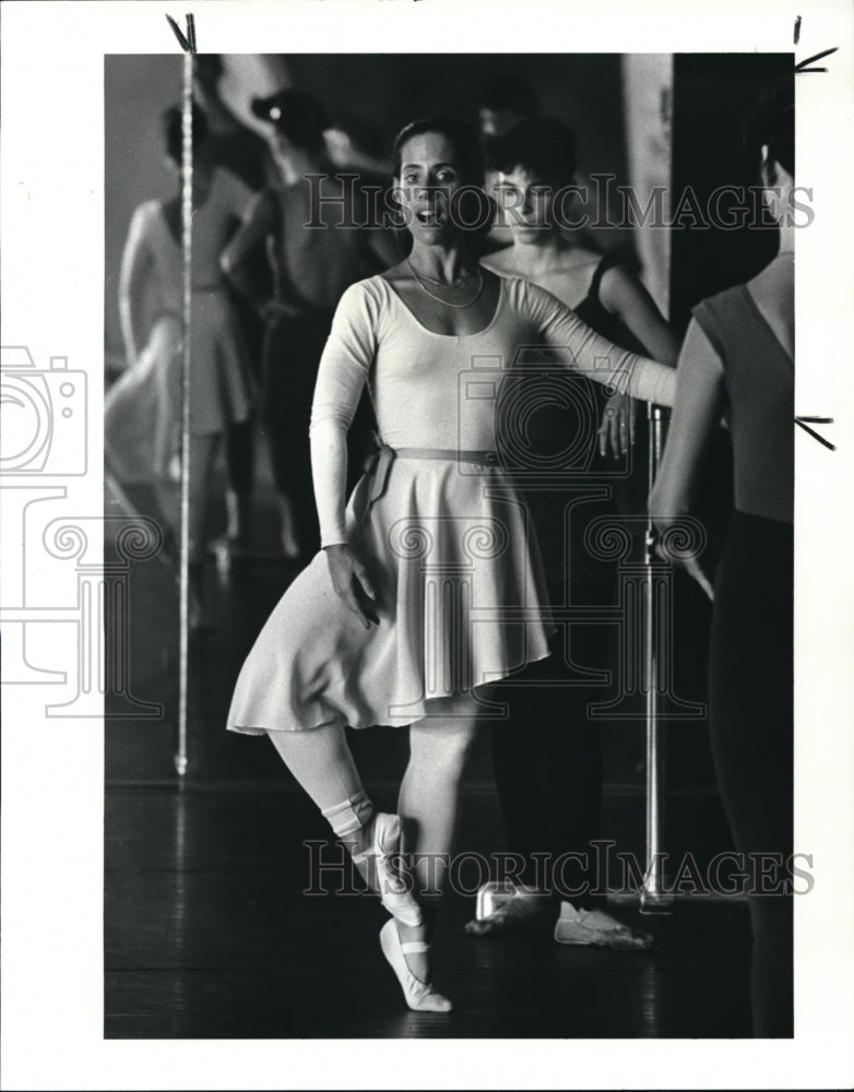 1987 Press Photo Dancer Fran Spector Teaching Class - Historic Images