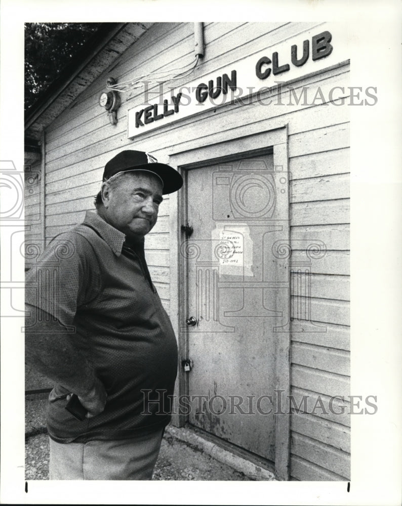 1985 Press Photo Ray Slater at Kelly Gun Club Door at Euclid Creek Reservation-Historic Images