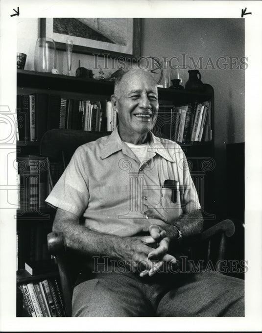 1984 Press Photo Matt Slattery and his Book on Mexican Revolution - Historic Images