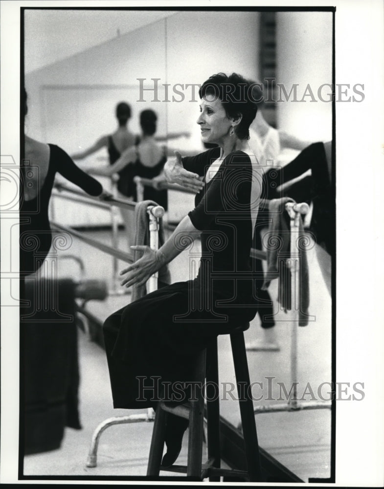 1987 Press Photo Nicole Sowinska instructs at the School of Ballet - Historic Images