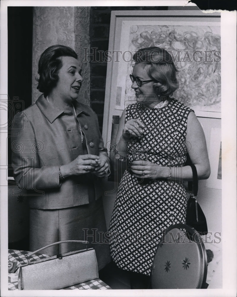 1970 Press Photo Mrs. Walter Somers w/ Mrs. Otto Winterich at Carmelite Guild - Historic Images