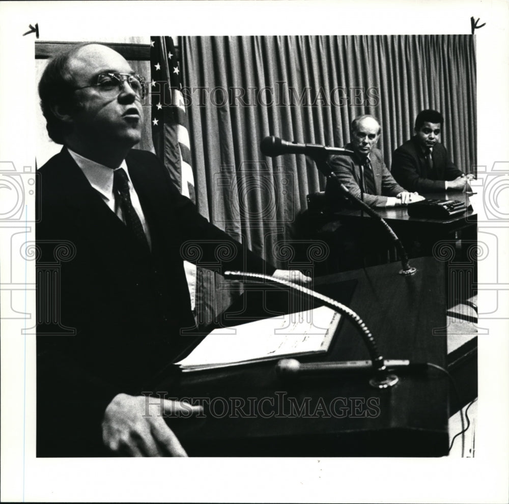 1985 Press Photo David Sweet addresses special City Club Forum. - Historic Images