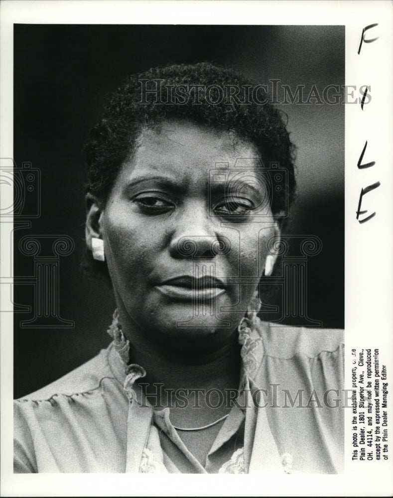 1988 Press Photo Georgia of Cleveland fighting gang members in her neighborhood - Historic Images