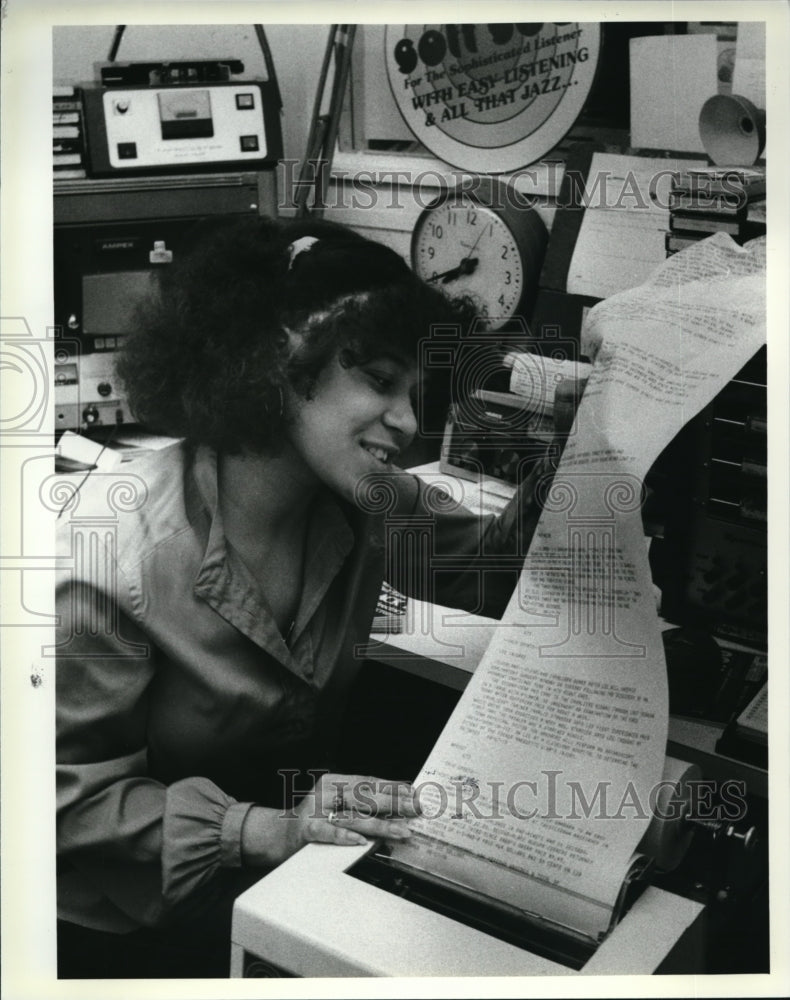 1979 Press Photo Zoe Thomas, News &amp; Disc Jockey, WABQ, checks wire copy - Historic Images