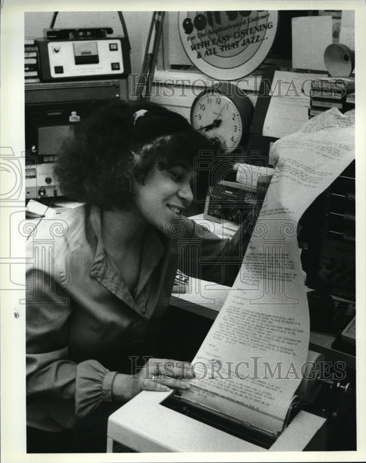 1979 Press Photo Zoe Thomas, News & Disc Jockey, WABQ, checks wire copy - Historic Images