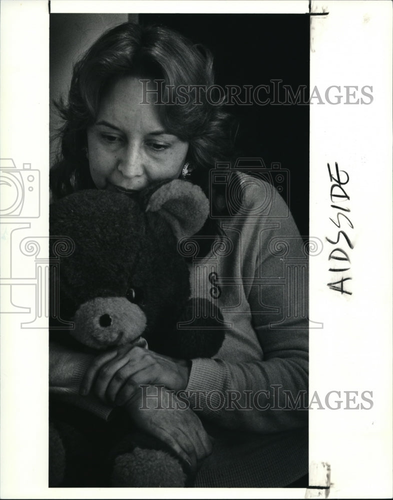 1990 Press Photo Sharon Thomas in The Living Room, drop off center AIDS victims - Historic Images