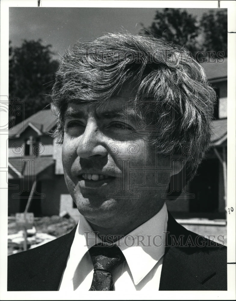 1990 Press Photo Ronald P. Thomas Exec. Dir. Cleveland Action to Support Housing - Historic Images