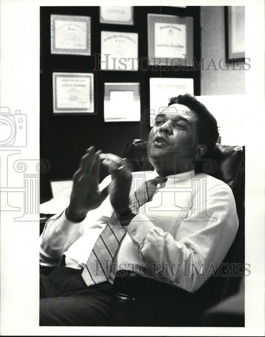 1988 Press Photo Dr. Purcell Taylor Jr - cva44700-Historic Images