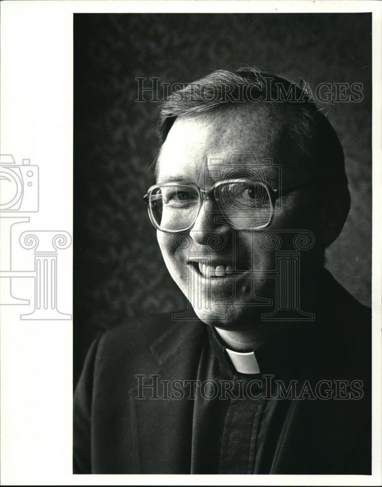 1986 Press Photo Reverend Thomas W. Tifft Speaker to First Friday Club - Historic Images