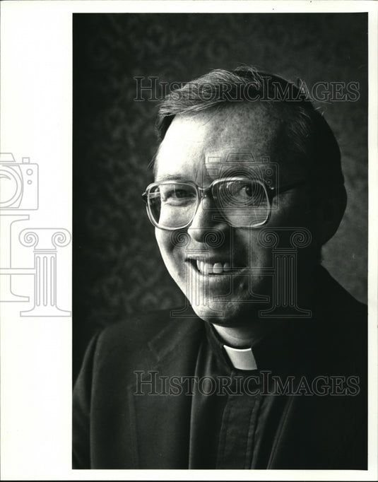 1986 Press Photo Reverend Thomas W. Tifft Speaker to First Friday Club - Historic Images