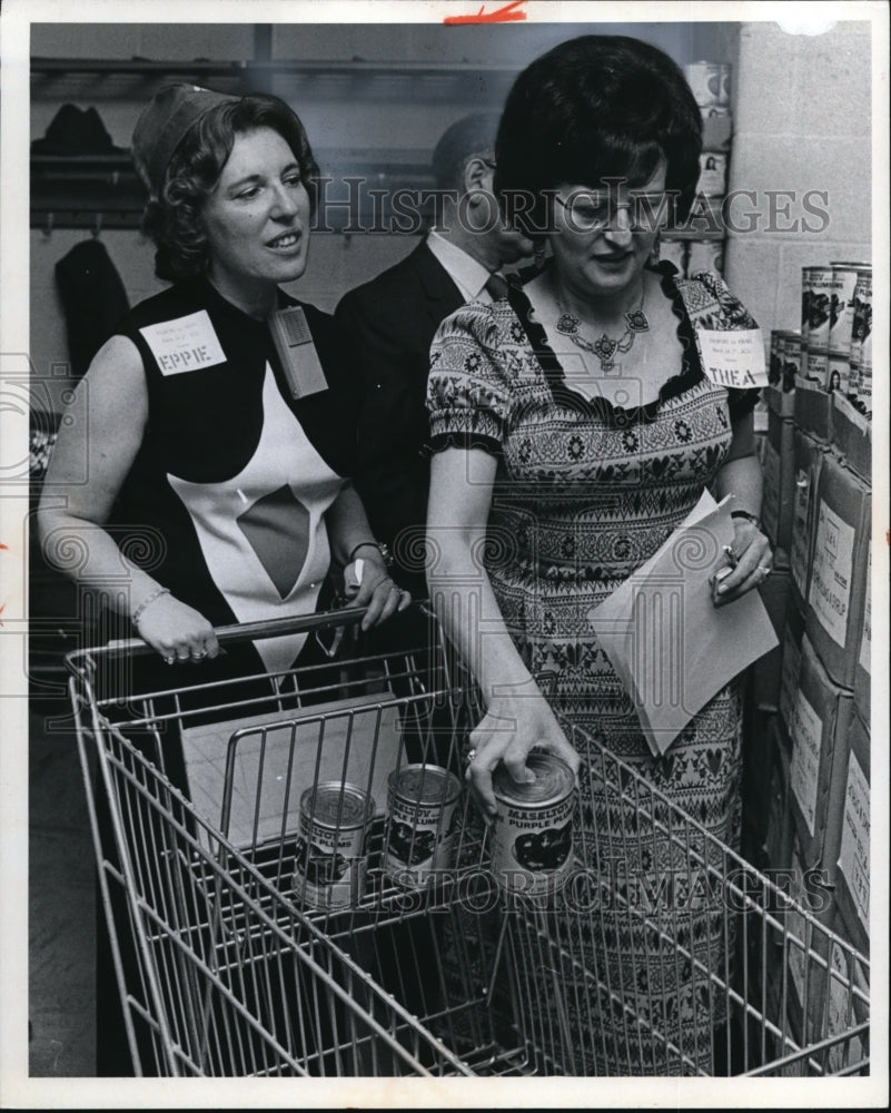 1973 Press Photo Mrs. Sanford Shore and Mrs. Martin Speigle-Historic Images