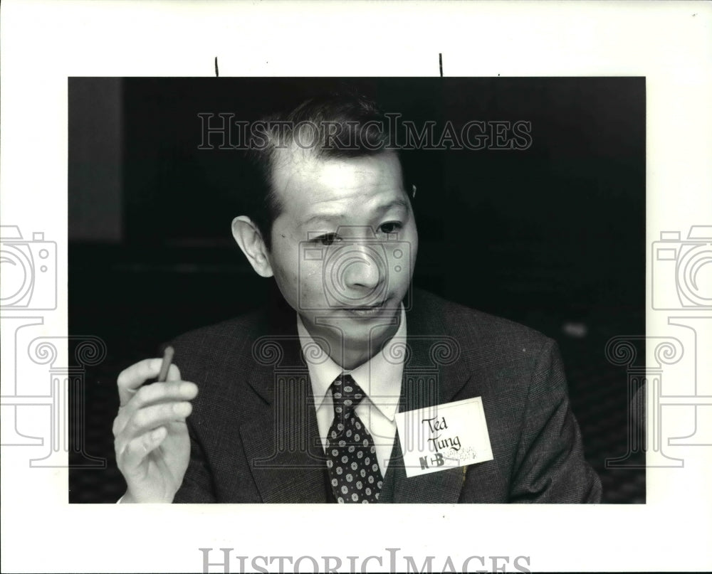 1985 Press Photo Theodore H Tung at NCB Press Conference At Stouffers - Historic Images