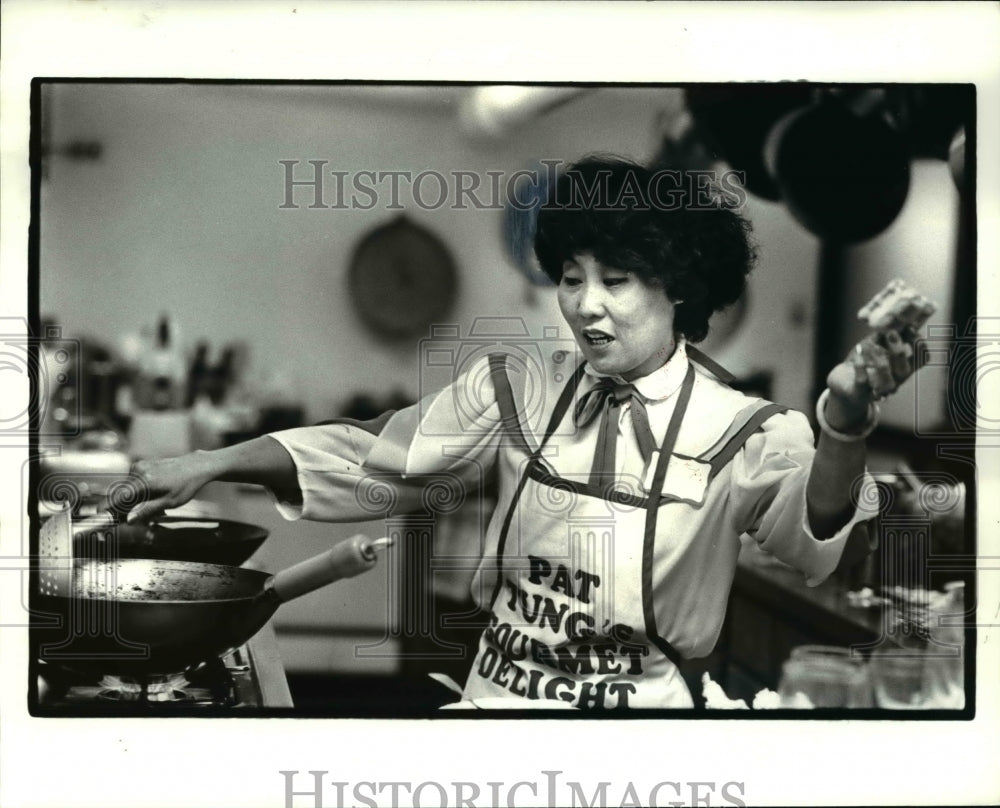 1985 Press Photo Pat Tung and her fried Ice cream at River side Cooking School - Historic Images