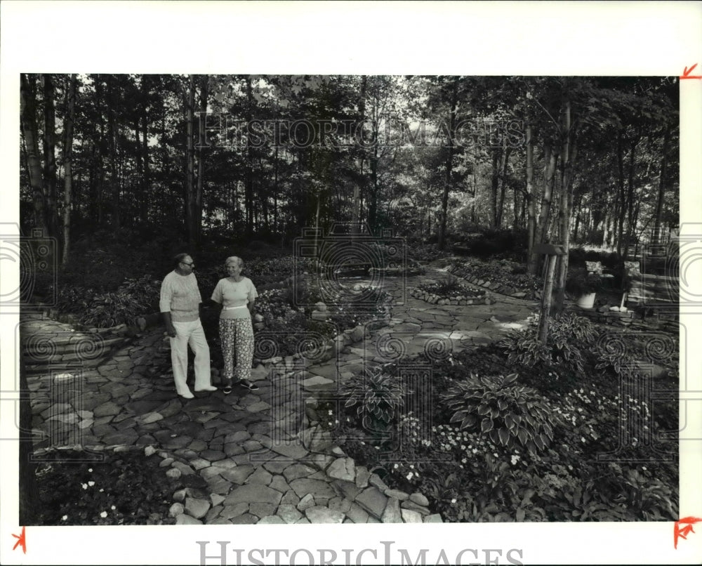 1991 Press Photo Dan and Dora Volek at their backyard at Panarama Drive - Historic Images