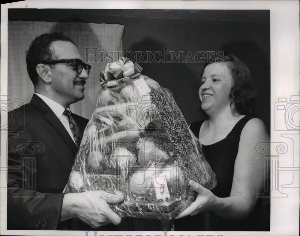 1968 Press Photo Office manager Pape Paris with a customer Mrs. Eugene Walker-Historic Images