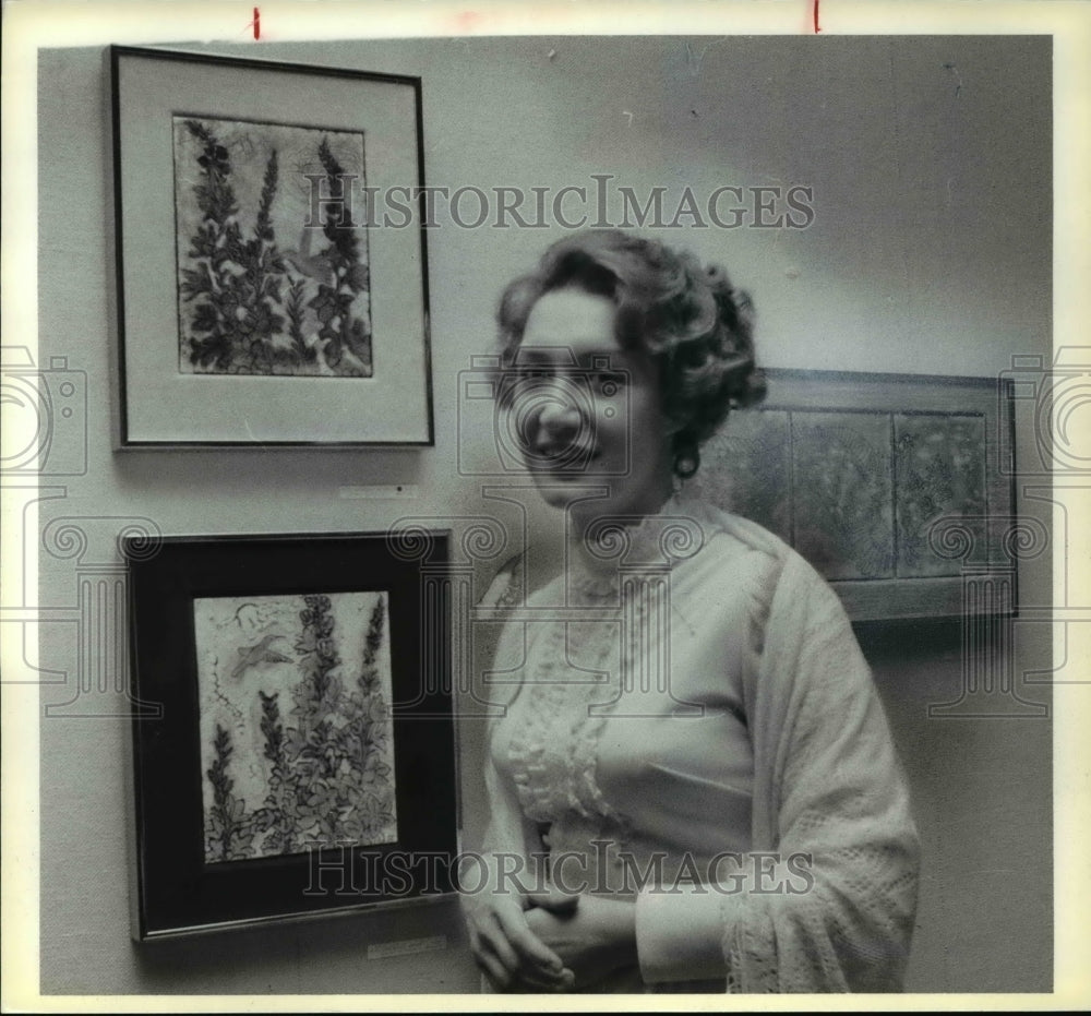 1978 Press Photo M Frances Wawrytho with some of her enameled Plaques-Historic Images