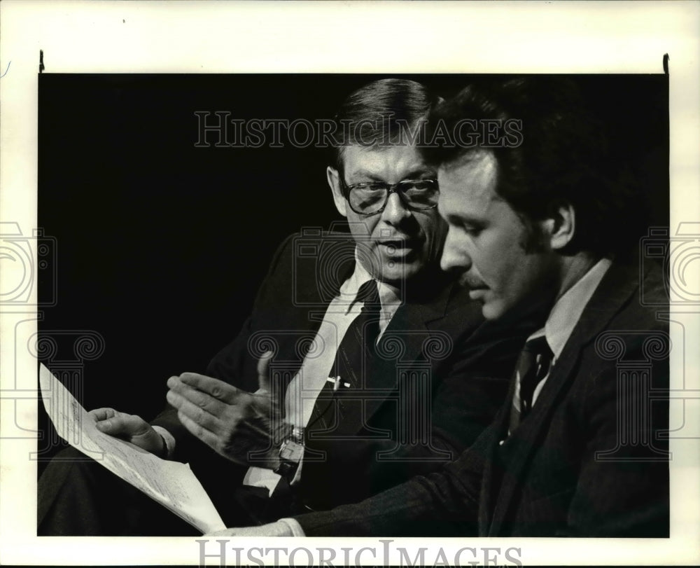 1984 Press Photo Mayor George V Voinovich and Gary Kunilich debate in income tax - Historic Images