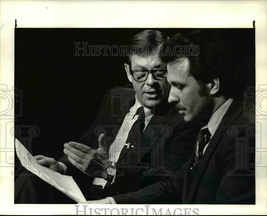 1984 Press Photo Mayor George V Voinovich and Gary Kunilich debate in income tax - Historic Images