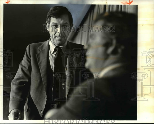 1981 Press Photo Mayor George Voiovich walk away from debate at City Club - Historic Images