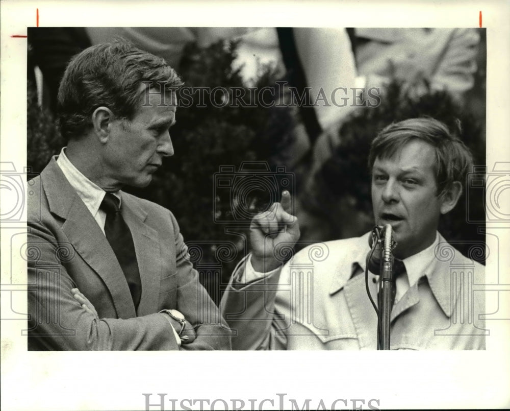 1980 Press Photo Mayor Voinovich make point to George Bush at Lakeside - Historic Images