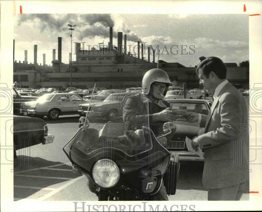 1980 Press Photo Mayor George Voinovich hands income tax increase literature - Historic Images
