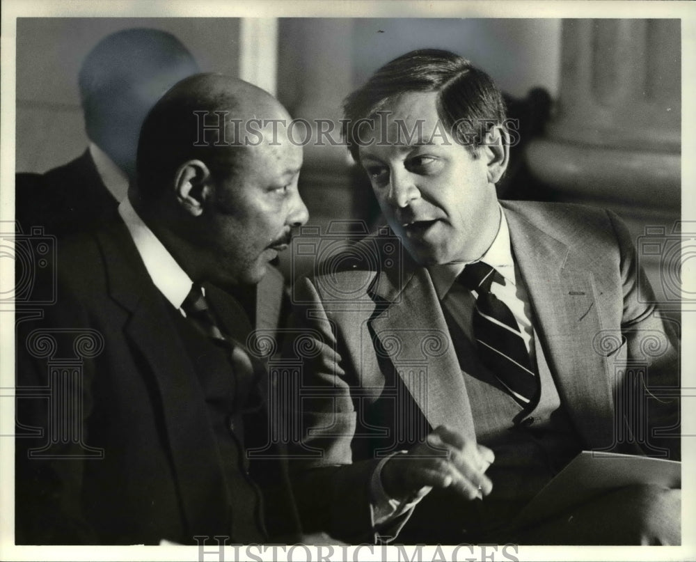 1980 Press Photo Mayor George Voinovich at Cong.Louis Stokes at City Hall - Historic Images