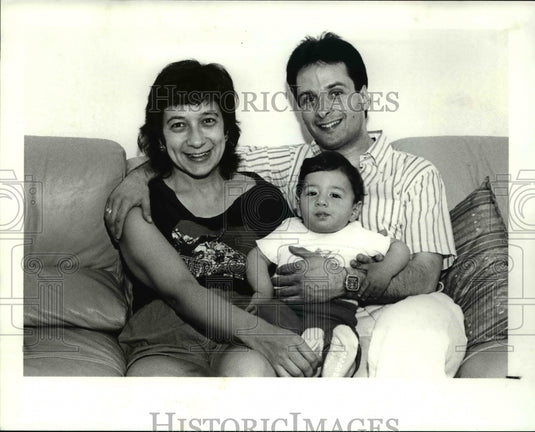 1989 Press Photo Steve & Carolyn Warner with their son - Historic Images