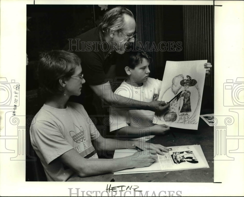 1990 Press Photo Ernie Whitworth teaches cartoon drawing to Scott Kovacevic - Historic Images