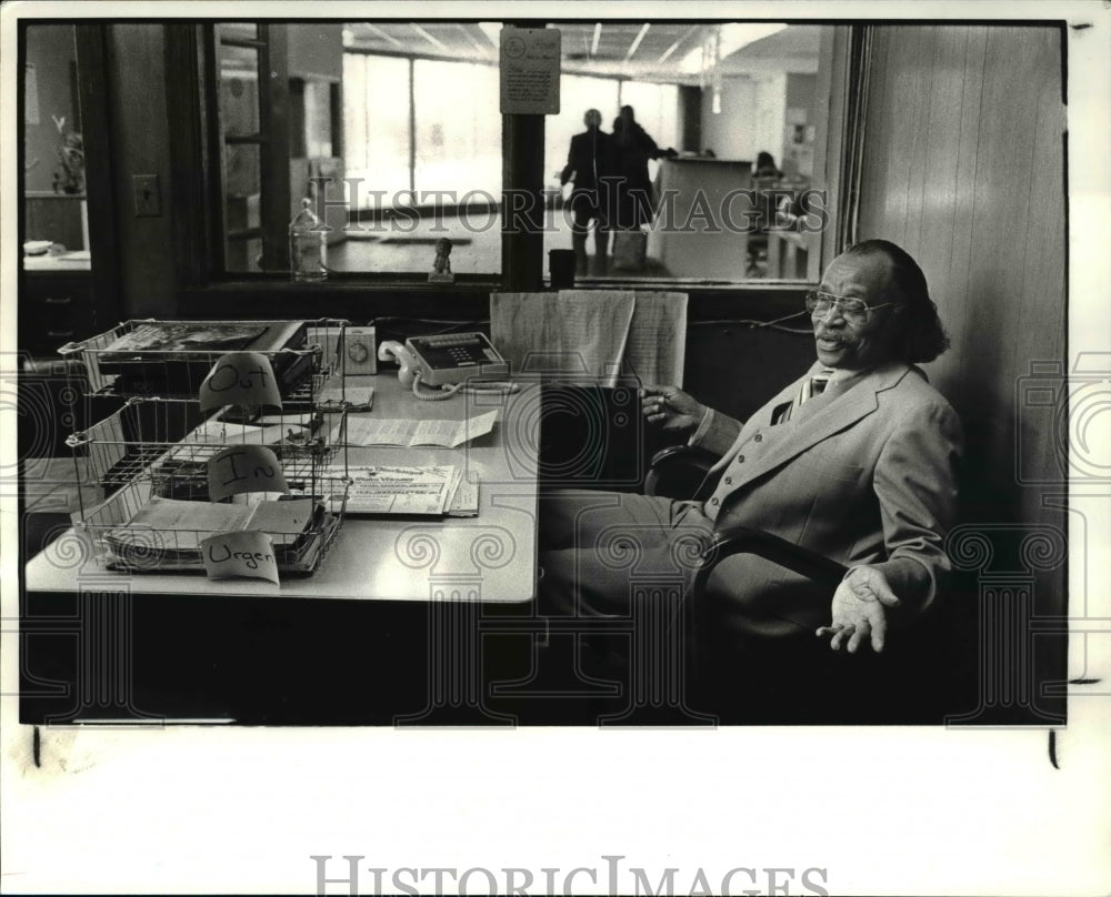 1982 Press Photo Julius M West Manager of Ohio Bureau of Employment Service-Historic Images