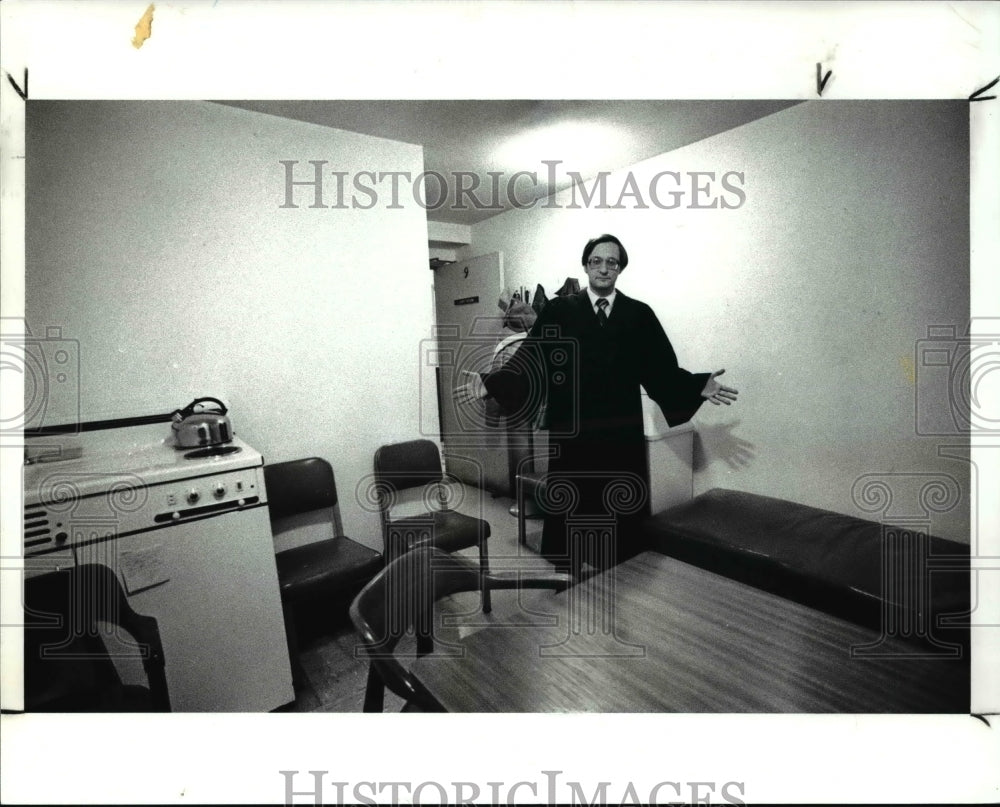 1988 Press Photo Presiding Judge Kenneth R. Spanagel in Parma Municipal Court - Historic Images