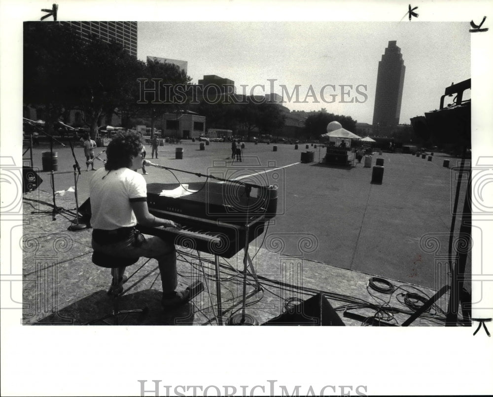 1985 Press Photo Rich Spina took over the bandstand for Cleveland Rock Concert-Historic Images