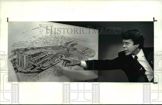 1988 Press Photo Alan Spitzer & sketch of proposed resort in Lorain of shipyard - Historic Images