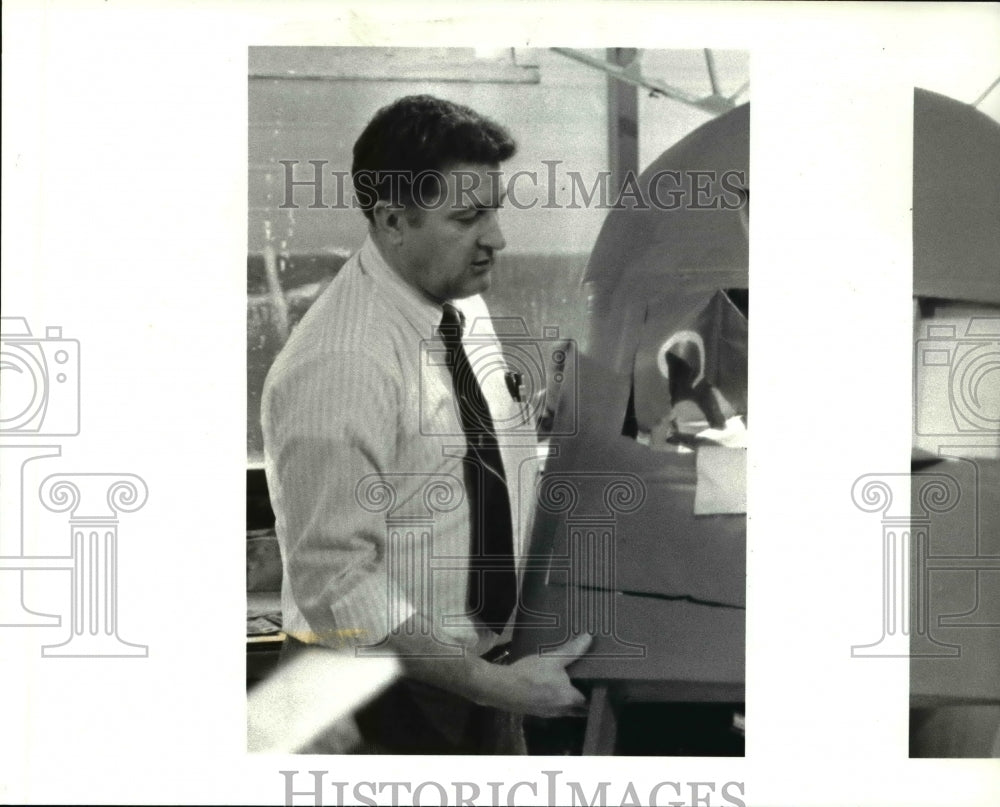 1984 Press Photo Frank L. Stephens, Aviation High School principal - Historic Images