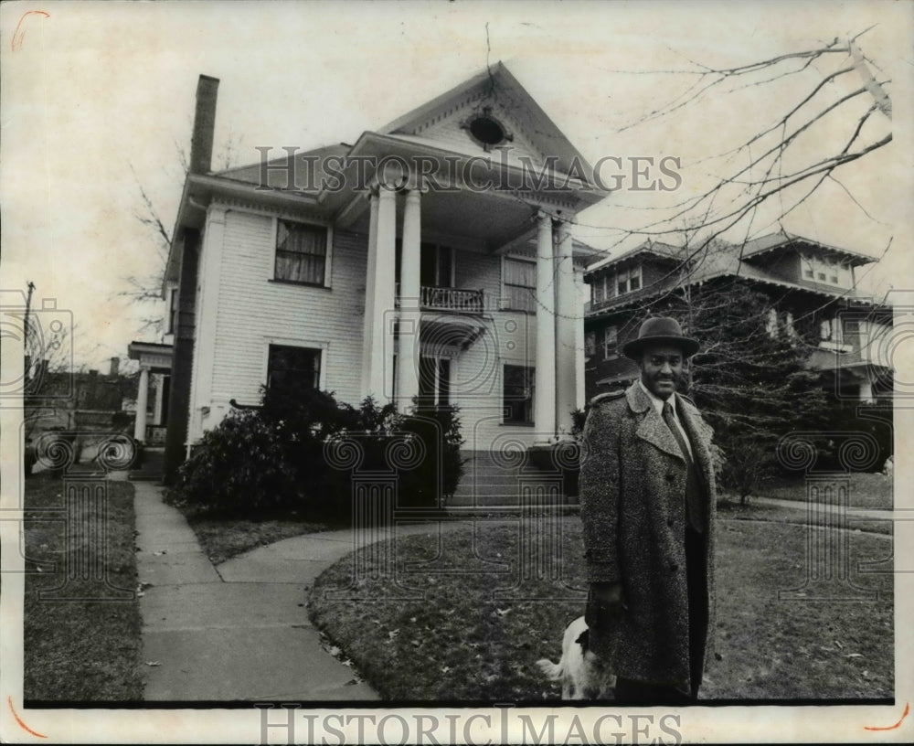 1975 Press Photo Stanley Tolliver in front of his house on Wade Parks - Historic Images