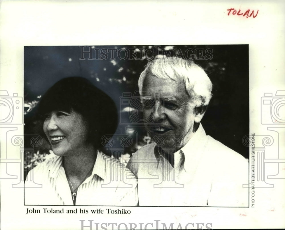 1985 Press Photo War of the Gods author , John Toland with his wife, Toshiko - Historic Images