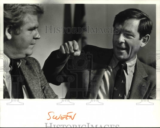 1918 Press Photo Mayor George Voinovich jokes with candidate Pat Sweeney - Historic Images