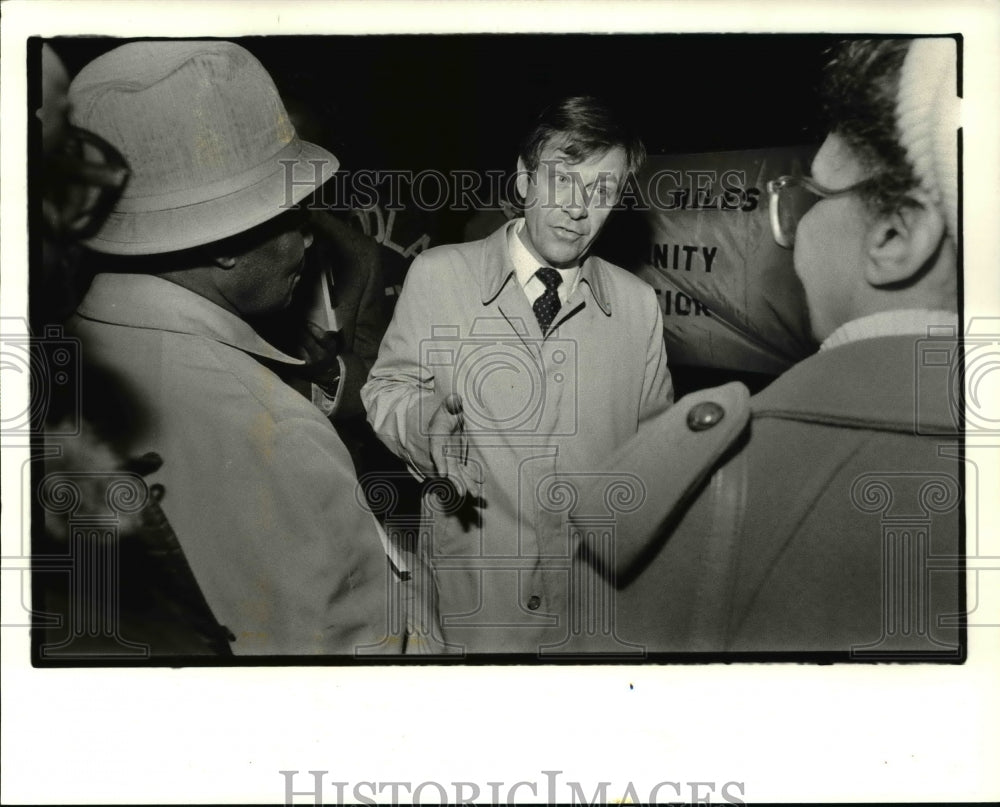 1984 Press Photo Mayor Voinovich talks with members of two community groups - Historic Images