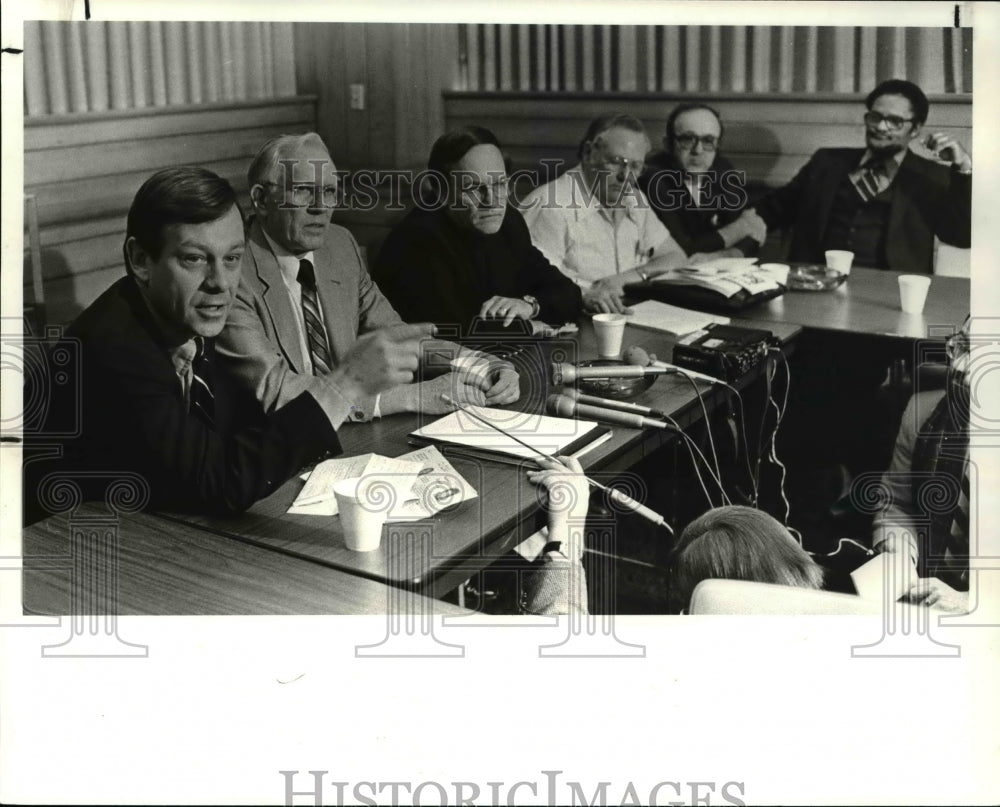 1982 Press Photo Mayor George Voinovich at Fisher Bosdy Plant Meeting - Historic Images