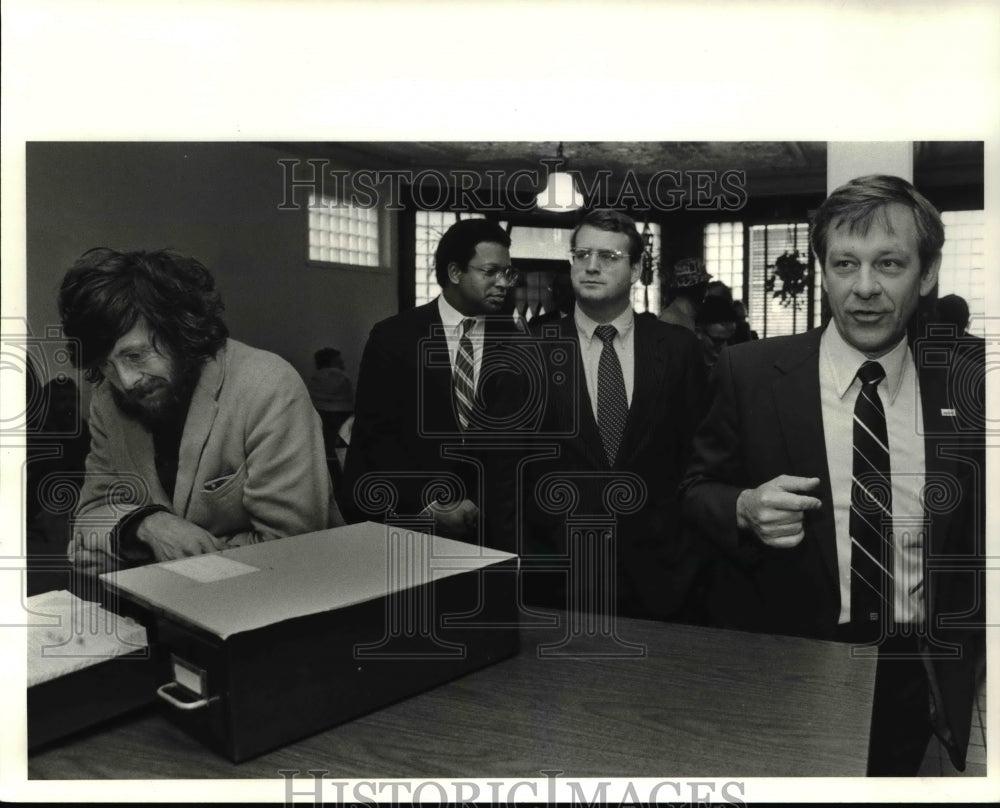 1982 Press Photo Mayor George Voinovich takes White House Aides to Steven Rhodes - Historic Images