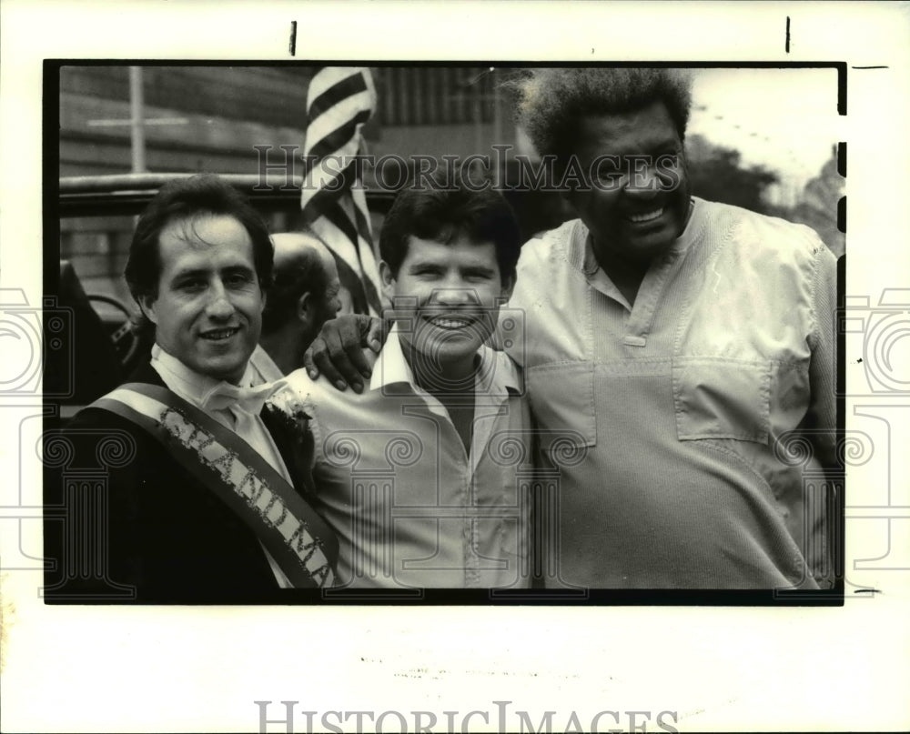 1988 Press Photo Judge Jose A. Villanueva welcomes champ Chaves and Don King - Historic Images