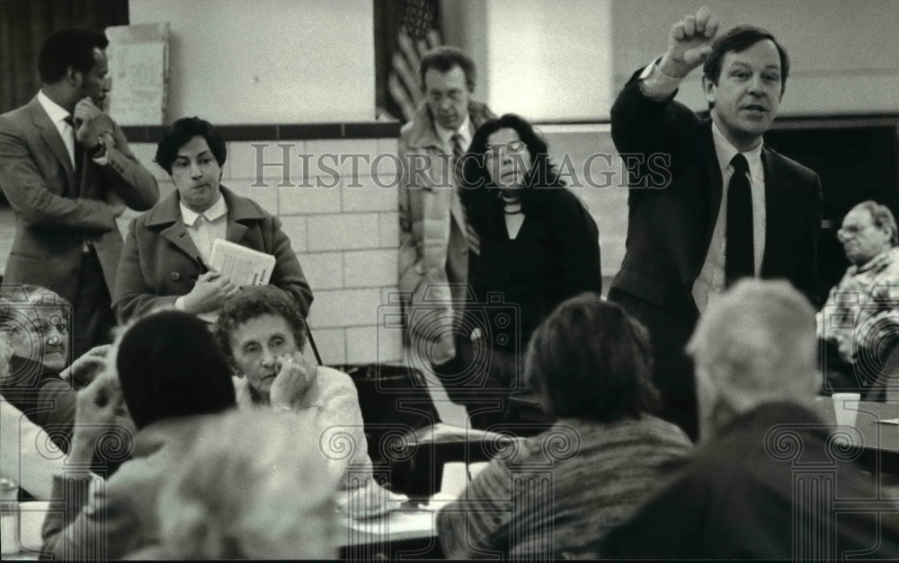 1984 Press Photo Mayor George Voinovich speak at St.Procops Church - Historic Images