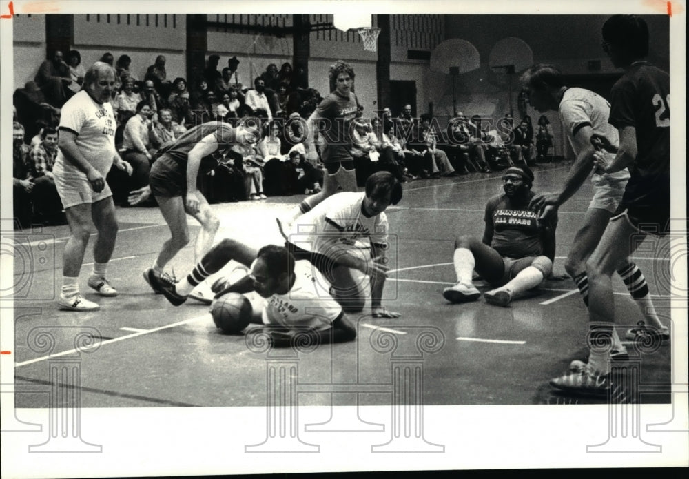 1981 Press Photo Basketball game between City Council and Voinivich admin - Historic Images