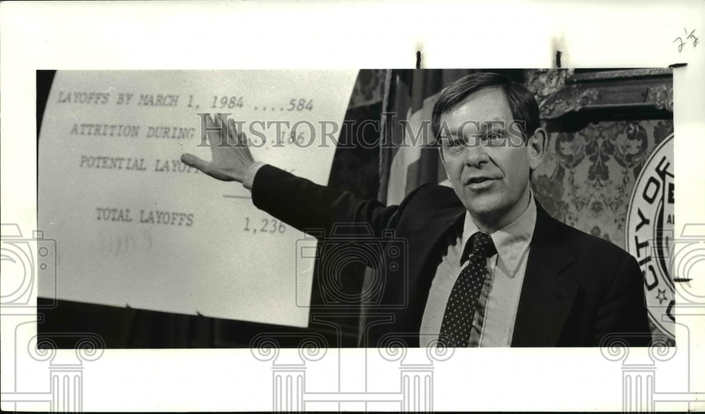 1984 Press Photo Mayor George Voinovich no guns in fight for income  tax vote - Historic Images