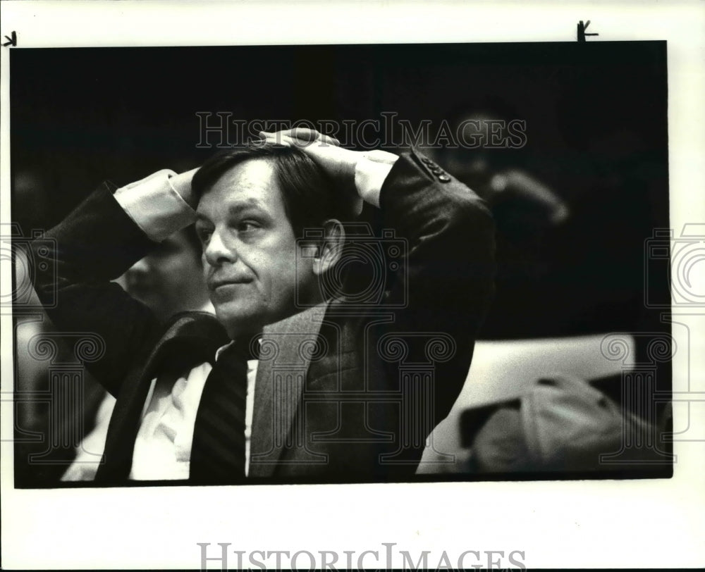 1984 Press Photo Mayor George Voinovich listens to Budget Director Philip Allen-Historic Images