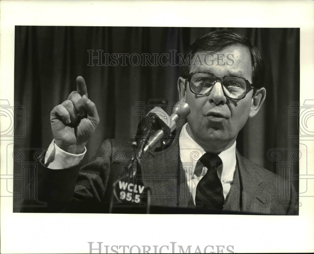 1984 Press Photo Mayor George Voinovich state the city report at the City Club - Historic Images