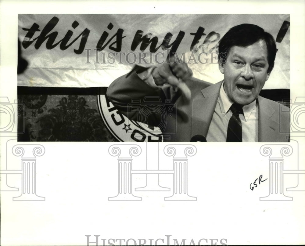 1986 Press Photo Mayor George Voinovich gives the media the thumbs down-Historic Images